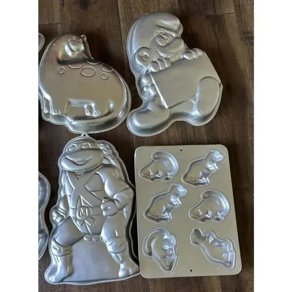 Wilton Cake Pans Lot of 8: Michelangelo,Barney,Smurf, Pooh, Clown, Dinos, Doll - Picture 3 of 11